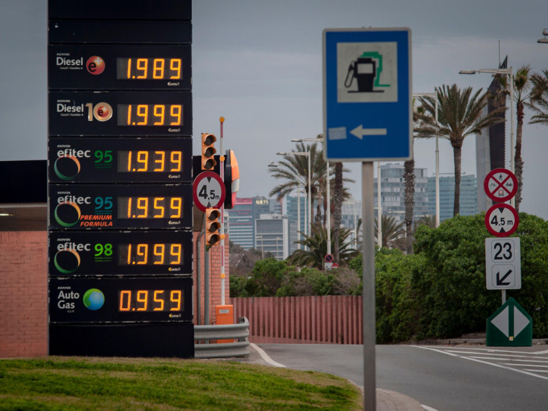 Un cartel de gasolinera muestra los precios actuales de la gasolina y el diésel en Barcelona