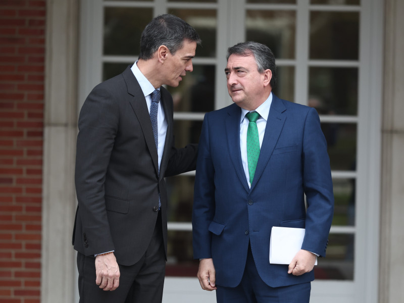 El presidente del Gobierno, Pedro Sánchez, y el portavoz del PNV en el Congreso, Aitor Esteban