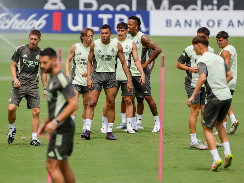 Los aficionados del Real Madrid entrenan durante el Mundial de Clubes