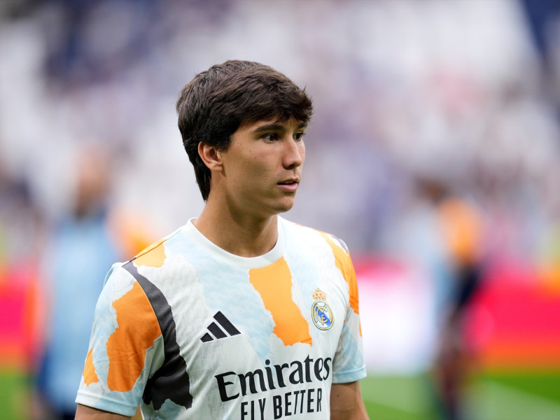 Gonzalo García Torres del Real Madrid observa durante la Liga española, LaLiga EA Sports, partido de fútbol disputado entre el Real Madrid y la Real Sociedad