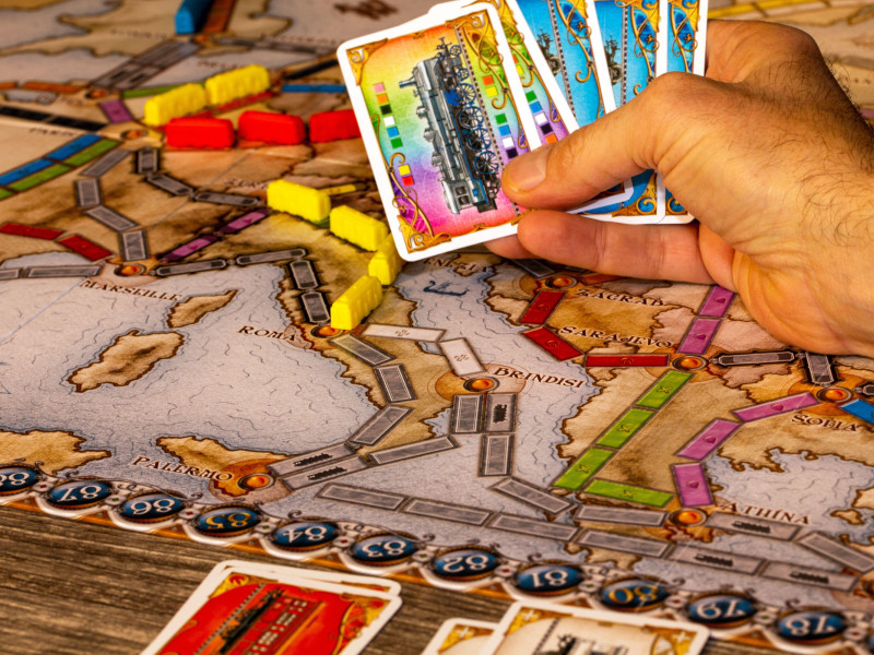 Primer plano del popular juego de estrategia Ticket to Ride