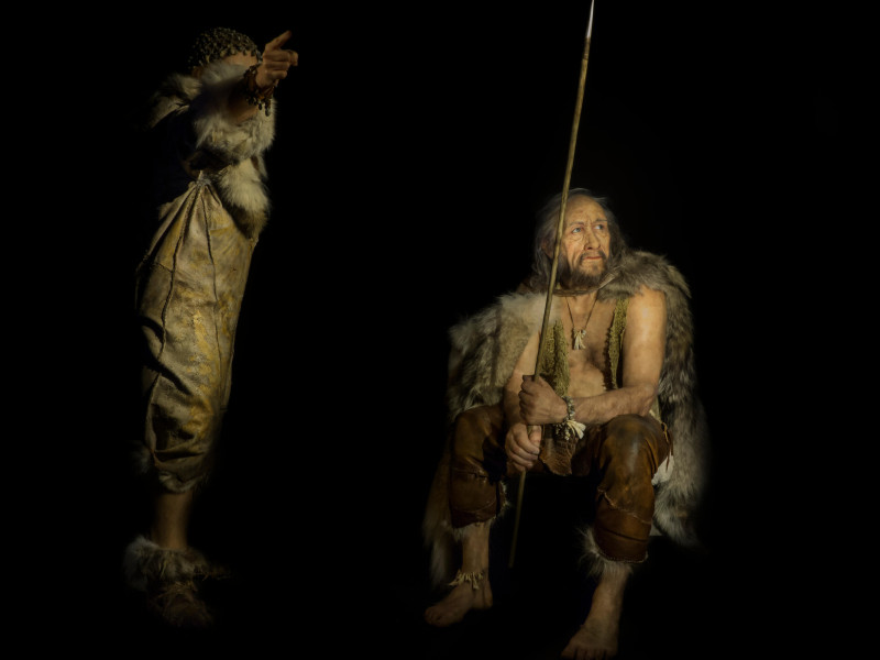 Reconstrucción de un cazador de Cromañón y una mujer esculpida por Elisabeth Daynes en una exposición en el museo.