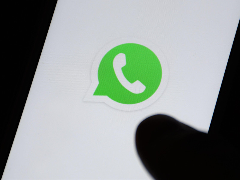 Una persona abriendo la aplicación de WhatsApp