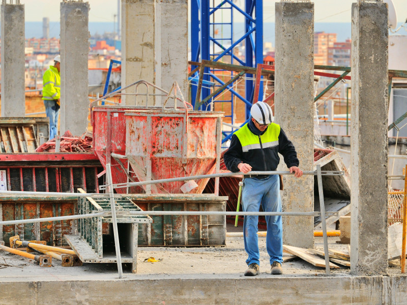 Obrero español, construye un importante edificio en Barcelona