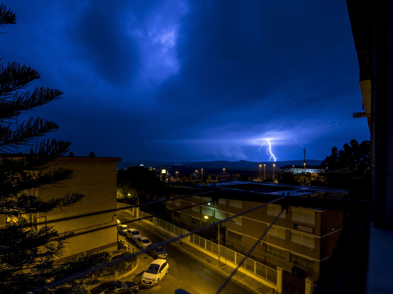 Una tormenta eléctrica en un barrio tranquilo de Jerez de la Frontera, Cádiz