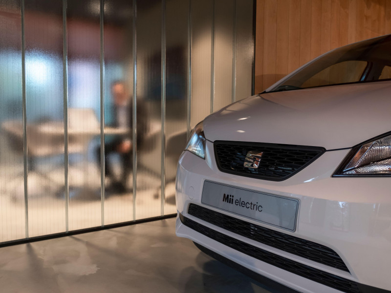El modelo SEAT Mii Electric de 61 KW se deja ver en la nueva concept store de Seat situada en el Passeig de Gràcia de Barcelona
