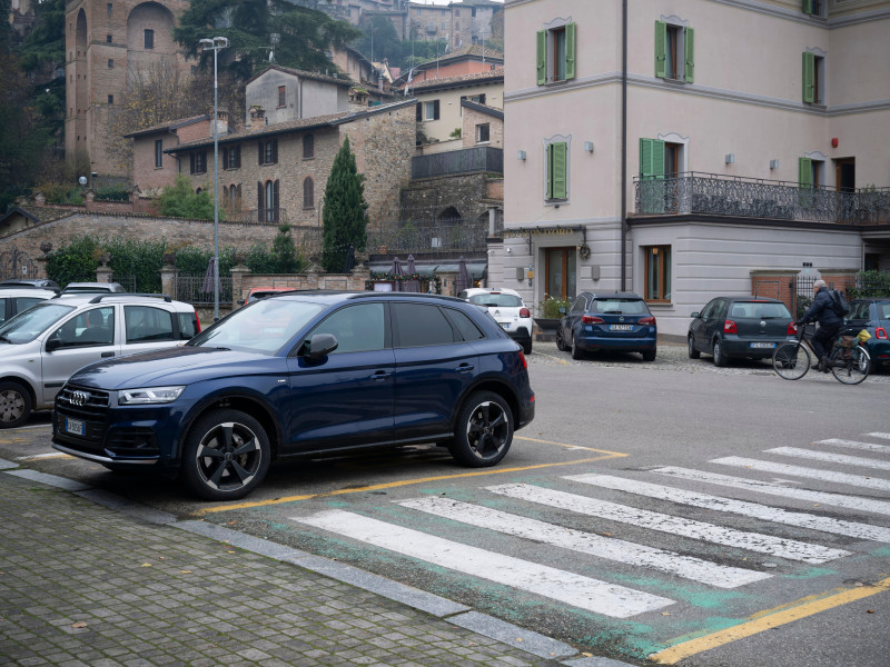Audi Q5 3.0 TDI Quattro azul aparcado cerca de un paso de peatones
