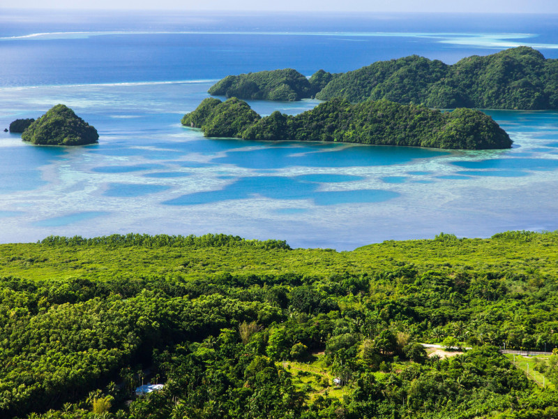 Vista aérea de las Islas Roca, isla de Babeldaob, zona sur cerca del Aeropuerto Internacional de Palaos, isla de Babeldaob, Palaos, Micronesia.