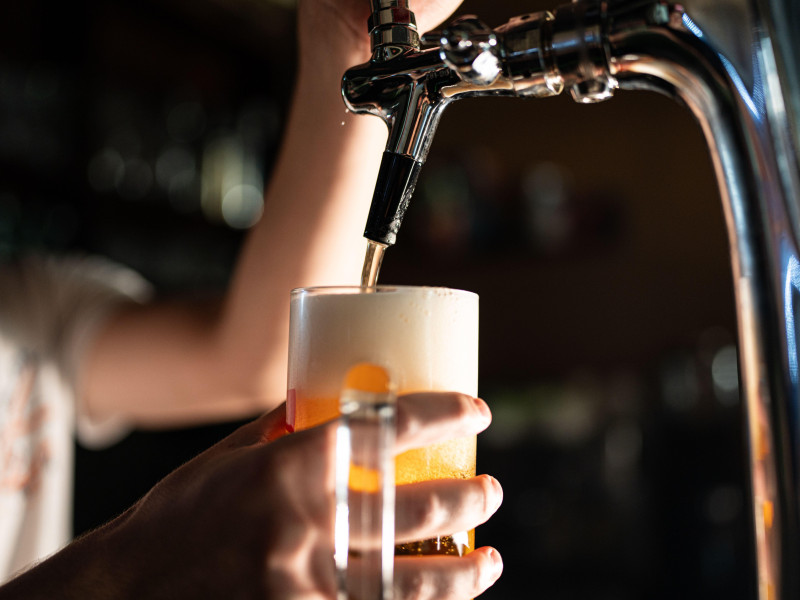 Sirviendo cerveza de un grifo en un pub