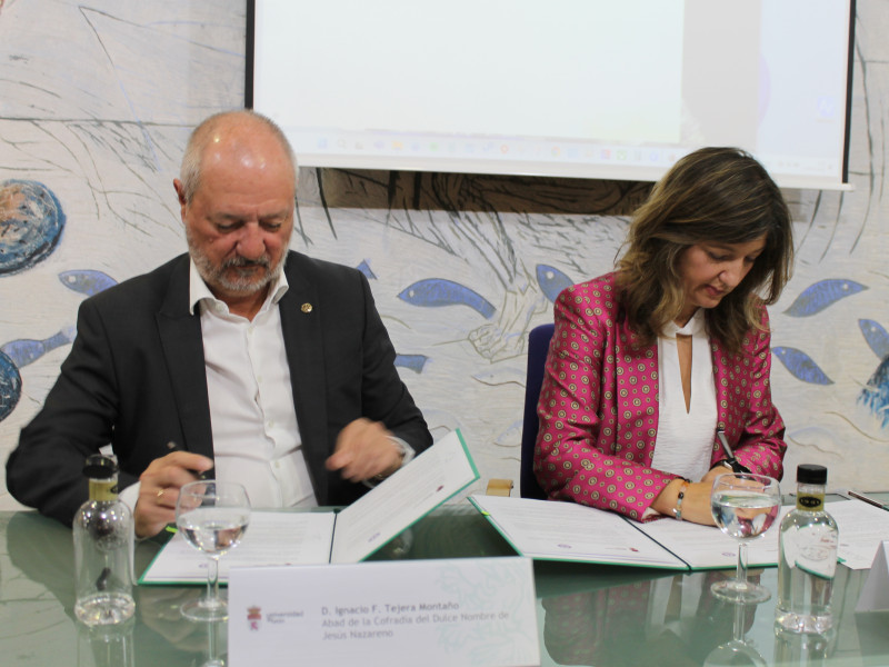 Firma del convenio entre Universidad de León y Cofradía del Dulce Nombre