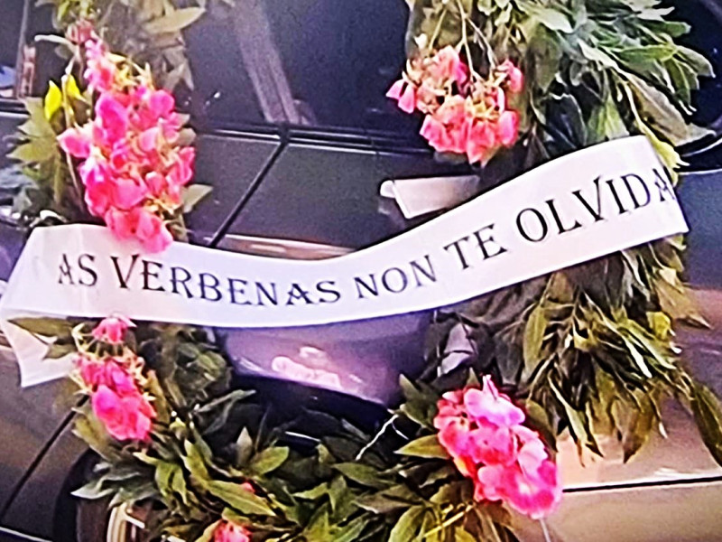 Coche fúnebre con corona de flores y un curioso mensaje...