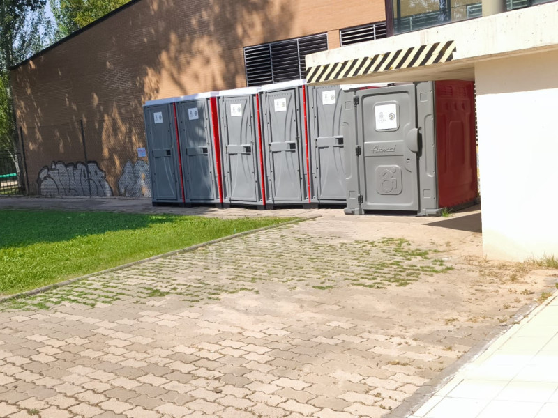 Baños portátiles en la piscina de Zamora