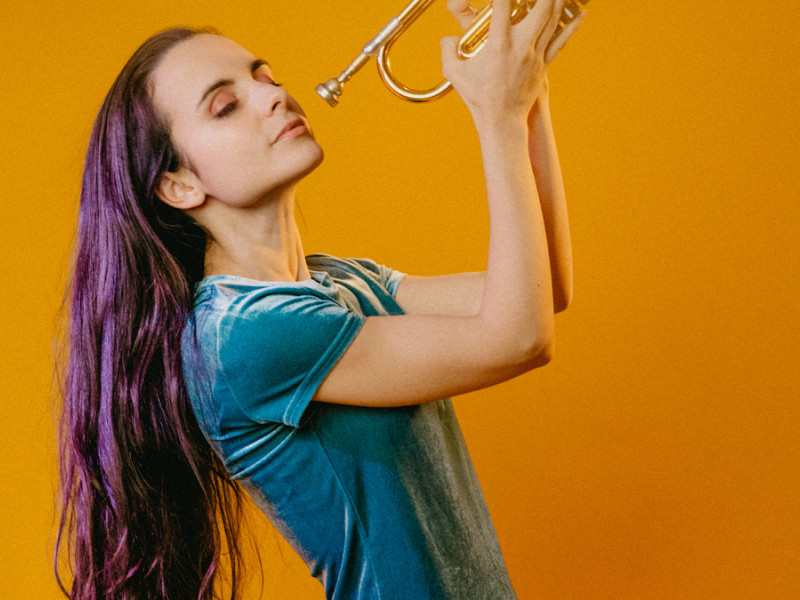 La primera agenda de julio llega repleta de actividades para disfrutar en compañía, que es como mejor se disfruta todo. Esta semana tenemos el Festival de Jazz, la Gran Feria de Valencia que presenta los Conciertos de Viveros y que ofrece espectáculos para todos los públicos en diferentes escenarios de la ciudad. El festival Serenates de La Nau que continúa con los recitales programados al aire libre hasta el domingo. También podemos ir a ver el Festival Internacional de Música de Cámara de Godella y la Fira Berklee en la Ciudad de las Artes y las Ciencias. En cuanto a artes escénicas hoy se estrena el musical El Fantasma de la Ópera en el Palau de Les Arts y mañana regresa al Teatro Talia la divertidísima comedia Por los Pelos. El Palau de la Música ha pensado en los más pequeños y este fin de semana celebra otra edición más de Palau Kids con actividades y espectáculos las mañanas del sábado y el domingo. Y para quien se vaya este mes de julio a Madrid recomendamos el espectáculo Hasta el final de la fiesta de la gran actriz valenciana Mamen García que junto a su hijo, el destacado músico Albert Sanz, presenta esta antología musical-emocional desordenada en el Teatro Infanta Isabel. Una delicia.Como decíamos, en el mes de julio Valencia da el acelerón cultural antes de irse de vacaciones con la tradicional Gran Fira de Juliol....y estos días que tenemos por delante vamos a tener una agenda repleta de actividades para no tener tiempo de aburrirnos.Tenéis toda la información en la web granferiavalencia.com Los Conciertos de Viveros proponen una serie de recitales al aire libre para todos los gustos. Esta noche actúan Los Secretos y De Rancho. Mañana será el turno de Hakuna Group Music y el domingo el directo será para Rosario con el espectáculo Universo de Ley en el que va a interpretar los éxitos más destacados de su carrera.Más voces femeninas nos acompañarán la semana próxima en los Jardines de Viveros. El martes veremos en directo a MªJosé Llergo y Marina Reche + Moni Motes. El jueves veremos a Vanesa Martín y el viernes a Europe, pero de eso ya hablaremos en la próxima agenda. Dos fechas de concierto en nuestra ciudad son las que tiene Antonio Orozco con La Gira De Mi Vida, el tour con el que conmemorará 25 años de carrera con otros tantos conciertos. En los directos de esta gira el repertorio combinará sus grandes éxitos con las canciones de su nuevo álbum.Con más de un millón y medio de discos vendidos, un disco de diamante, diez discos de platino y numerosos de oro, Orozco es un referente en el panorama musical español e internacional.Los conciertos tendrán lugar esta noche y mañana en el Pabellón de la Fuente de San Luis. También ha tenido que doblar conciertos El Último de la Fila que actuará esta noche y el próximo día 9 de julio en Valencia.Los fans de Manolo García y Quimi Portet agotaron las entradas nada más salir a la venta. También tiene lugar esta noche el Festival Verbeneo de Museo en La Marina Norte.Una noche de verbena con artistas que llenarían una galería de museo dado los temazos verbeneros que han tenido a lo largo de estas últimas décadas. Subirán al escenario Azúcar Moreno, Chenoa, David Civera, Carlos Baute, Rosa López, Soraya, King África, Natalia, Coyote Dax y Malena Gracia.El Estadi Ciutat de València recibe mañana el tour Jesucrista Superstar de Rigoberta Bandini. Un concierto para el que no quedan entradas.Mañana por la noche la sala Loco Club presenta el concierto Rhythm & Soul Night con dos destacadas bandas: The Groovaloovas y Los Fabulosos Blueshakers. El mismo escenario recibe el domingo a Lady Wray cantante y compositora estadounidense. Nacida en Virginia, tiene todo lo que se espera de una cantante: un contagioso toque de la familia Jackson Five, un registro musical como el de Aretha y una formación religiosa que le ha dado una textura pura y sanadora a su voz. Debutó en 1998 mostrando la versatilidad de su voz e inclinándose hacia el soul y el R&B con toques de hip-hop, que ahora se mantiene en su nuevo disco Piece of me aunque con una mayor presencia de soul. Esta noche la Sala 16 Toneladas presenta en directo a Luis Prado que por cierto acaba de ser telonero de Wilco el pasado fin de semana.Teclista y compositor de Sr. Mostaza, colaborador de artistas de la talla de Miguel Rios, M-Clan o Quique González también tiene tiempo para desarrollar su carrera en solitario.Presenta en directo las nuevas canciones de su último disco La Estafa de la vida adulta en un concierto que promete. El domingo la misma sala recibe a una veteranísima institución del blues: Bobby Rush. El vocalista, compositor y multi instrumentista presentará su nuevo trabajo Young Fashioned Ways. El “noventañero” que tiene una carrera con una veintena de premios y reconocimientos de primer orden, es miembro del Blues Hall Of Fame desde 2006. Sin olvidar que suma siete nominaciones y dos victorias en los Grammy.Serenates, el festival que organiza la Universitat de València y el Institut Valencià de Cultura lleva ya treinta y siete años amenizando las noches de verano desde el claustro de La Nau con una destacada programación para públicos muy variados.Esta noche veremos al Cor de la Generalitat Valenciana que presenta un programa a cappella que, mediante los textos, las melodías o las armonías, evocará los cuatro elementos (Aqua, terra, aer, ignis) con obras de Monteverdi, Palestrina, Guerrero, Schubert, Brahms, Santiago Veros y Matilde Salvador entre otros.Mañana la velada será una Nit Popular con Els Tornejants, Nova Muixeranga d’Algemesí y Colla de dolçaines i percussió UV que saldrá del claustro para celebrarse en la plaza del Patriarca con entrada libre. El domingo se clausurará la edición de este año con El poeta soldat: músiques dansades del Marquès de Santillana de la compañía de danza histórica Armonía Danza.El Festival de Jazz de Valencia recibe estos días a primeras figuras en su escenario. Esta noche la Orquesta de València volverá a participar en el Festival con un solista muy querido como es el trompetista venezolano Pacho Flores.Mañana debuta en el Festival Mulatu Astatke. En su gira de despedida el Padre del género «Ethio-jazz», combina ritmos etíopes con armonías jazzísticas y latín jazz.El domingo actúa una de las artistas más queridas por el público valenciano, Andrea Motis, que presentará Temblor. El martes se juntan dos titanes: el pianista dominicano Michel Camilo y el guitarrista flamenco Tomatito, en un diálogo entre el Caribe y Andalucía. Debutará en el festival al día siguiente Julian Lage. Y el jueves, un destacado elenco valenciano protagonizará la velada: Ester Andújar, Carles Denia & David Pastor presentarán Inner songs.Y como nos gusta tanto la cultura, nos hacemos eco de una iniciativa muy necesaria.La Coordinadora de Personas con Diversidad Funcional Física de la Comunitat Valenciana, CODIFIVA, lanza el proyecto Cultura es Vida que ofrece una guía de accesibilidad de la cultura de valenciana de la mano de los principales centros culturales de la ciudad. El proyecto se enmarca en la campaña Sal a tu manera que se ha presentado estos días. Todas las personas, en algún momento de nuestra vida, podemos enfrentarnosa una limitación física, sensorial o cognitiva... y todos y todas queremosdisfrutar de la música, el teatro, el arte o el cine con quien deseemos.Todos deberíamos poder acceder a la cultura, pero dos de cada tres personas con discapacidad no participan en su oferta. Por eso se ha puesto en marcha este proyecto tan beneficioso a través de la web culturaesvida.orgMañana sábado Berklee Valencia celebra la graduación de sus estudiantes en una jornada abierta al público con música en directo y actividades para toda la familia en la Ciutat de les Arts i les Ciències. El evento, que comenzará a partir de las dos de la tarde hasta la medianoche en los exteriores del campus, incluirá actuaciones musicales, proyecciones audiovisuales, talleres de arte y ciencia, foodtrucks y mucho más. Habrá tres conciertos en el Teatre Martín i Soler del Palau de les Arts Reina Sofía, espacio donde habitualmente actúan los alumnos del campus de nuestra ciudad. Tras el gran éxito en Madrid y después de cautivar a más de 160 millones de espectadores de todo el mundo, el musical El Fantasma de la Ópera viene a Valencia. Hoy se estrena en Les Arts, escenario acorde al montaje que lleva este inolvidable espectáculo. Inspirada en la novela de Gaston Leroux de 1910 con partitura de Andrew Lloyd Webber, el musical cuenta la historia de un misterioso enmascarado que acecha a su enamorada bajo la Ópera de París. El musical estará en Valencia hasta el 20 de julio con funciones de martes a domingo. La música de cámara también es muy bien recibida en verano y si los auditorios donde se interpreta son bonitos, pues se disfruta todavía más.El Festival Internacional de Música de Cámara de Godella arrancó anoche en los jardines de Villa Eugenia. Destaca la programación que reúne intérpretes destacados y propuestas como el recital a 4 manos de dos grandes del piano y formas escénicas innovadoras como Bach lava más blanco, espectáculo teatro-musical. Siguiendo con las artes escénicas, esta semana despedimos a los hermanos Cadaval que han estado en el Teatro Olympia estas últimas semanas.Los Morancos Bis a Bis se despide el domingo, cuando representen la última función en Valencia de este divertido espectáculo.Estos días se representa en el Teatro Círculo el montaje de improvisación titulado Ring.Es un espectáculo donde todo comienza con los mensajes del público. A través de llamadas absurdas, historias cruzadas y escenas inesperadas, Alejandra y Alex construyen una narrativa única y efímera. Con los mensajes como argumento, diseñan cada función como irrepetible, hilarante y extrañamente emotiva. Una experiencia teatral que vibra como una notificación y suena como un ring.Artea Espai presenta el montaje que han preparado las alumnas del grupo de Teatro Musical de Artea Escuela que muestra el trabajo realizado durante el curso. El espectáculo Seis es un recuento moderno de las seis esposas de Enrique VIII de Inglaterra, presentado como un concierto de pop actual. Las esposas cantan y cuentan su historia para decidir quien sufrió más por el rey Enrique, y por esa razón, discuten quién debería ser la cantante principal del grupo.El musical Six fue estrenado por estudiantes de la Universidad de Cambridge en el Festival Fringe de Edinburgh en 2017. Actualmente, tiene producciones profesionales en el West End y en Broadway. La semana que viene tenemos además de lo que ya hemos comentado, el estreno en Valencia de Romeo y Julieta, el musical en el Teatro Olympia; el festival de música FAR en La Marina y otras muchas actividades para refrescar las noches de verano. FAR València es un ciclo de música que se celebra en nuestra ciudad en su primera edición del 9 al 31 de julio de 2025, convocando en la ciudad a artistas internacionales en una oportunidad única para verlos en directo.La semana que viene arrancará con los conciertos de Trueno, Fito Páez y Molotov. Durante este mes visitarán La Marina Norte Los Planetas, Los Manolos y Kiko Veneno y Santana, entre otros. Andrea Motis