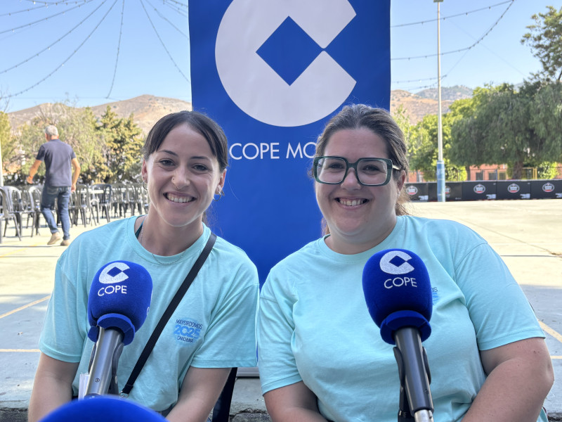 "No nos podemos perder nada", nos dicen las mayordomas de Carchuna Eva Cañadas y Marta Gómez