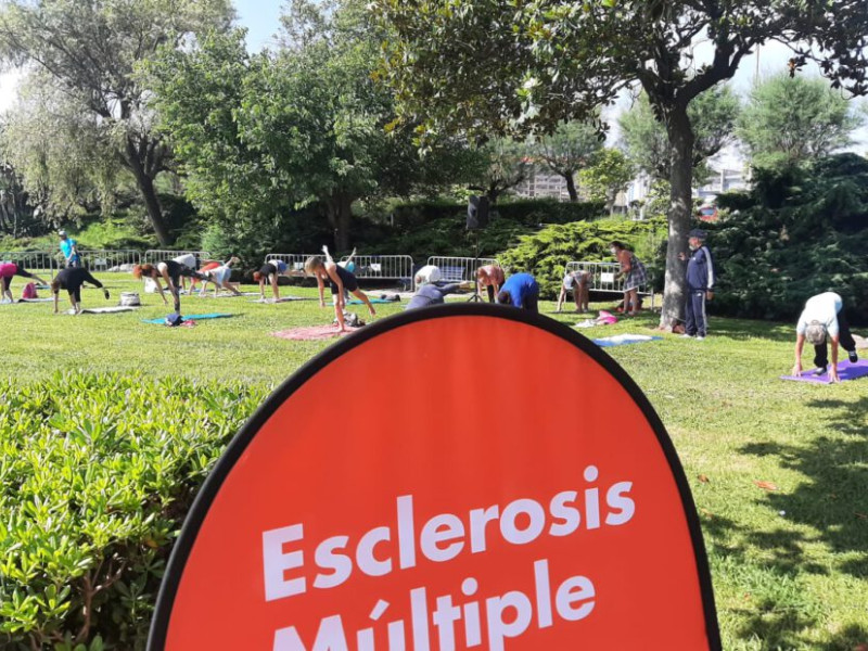Yoga en los jardines cántabros, contra la Esclerosis Múltiple