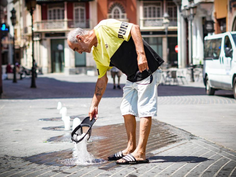 Persona sin hogar combatiendo el calor en la calle