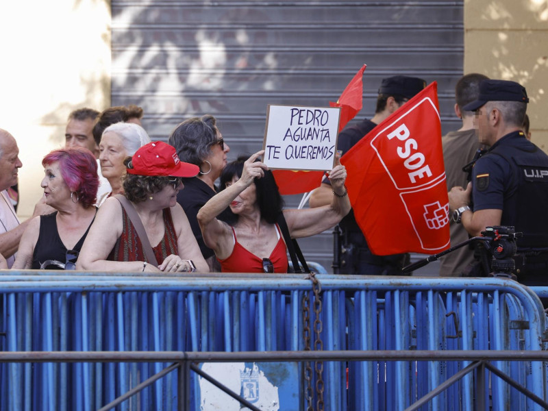 partidarios de Pedro Sánchez en Ferraz antes del Comité Federal