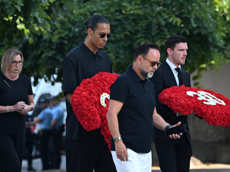 Virgil Van Dijk y Andy Robertson llegan al funeral de su excompañero con dos camisetas de flores.