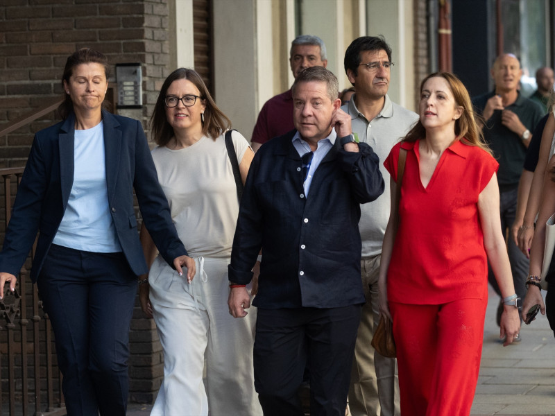 El presidente de Castilla-La Mancha, Emiliano García-Page (c), a su llegada a la reunión del Comité Federal del PSOE, en la sede federal del partido