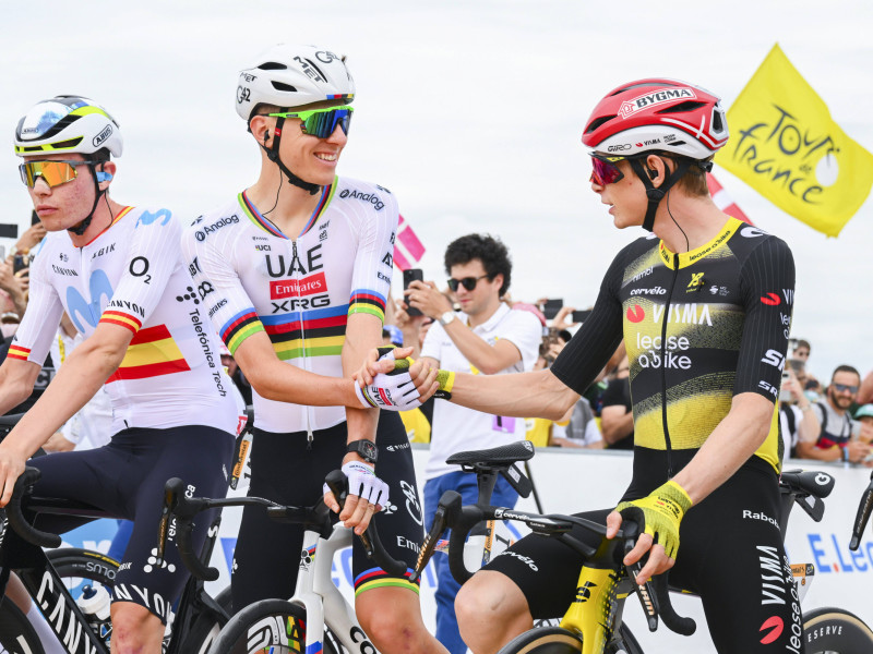 Tadej Pogačar saludando a Jonas Vingegaard junto a Iván Romeo