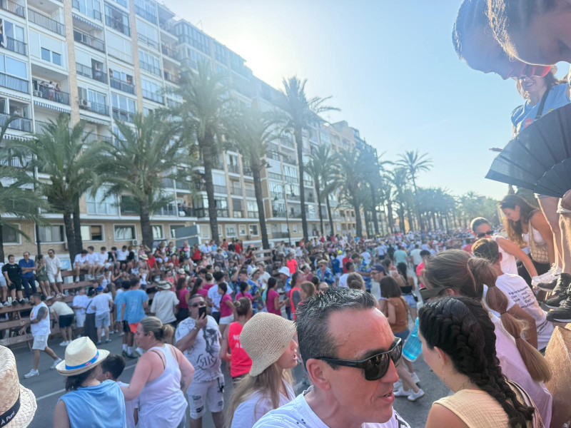 Aficionados esperando la primera y única entrada de Bous a la Mar de Dénia