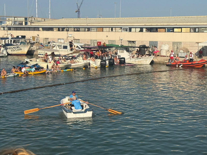 Espectadores en el Puerto presenciando els Bous a la Mar