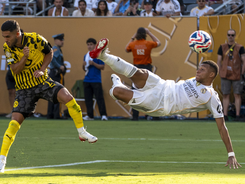 Remate acrobático de Mbappé para marcar el tercer gol del Real Madrid-Borussia Dortmund