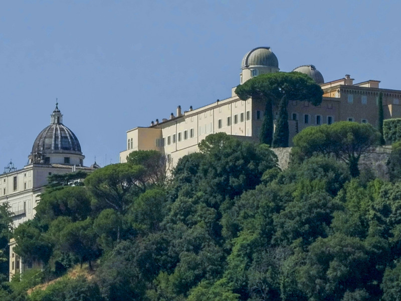 En las afueras de Roma, a orillas de un lago volcánico, se encuentra Castel Gandolfo, tradicional meta estival de los papas que ahora acoge con entusiasmo a León XIV, quien ha reanudado esta costumbre vacacional tras casi 13 años de ausencia de Francisco.-EFE/ Daniel Cáceres
