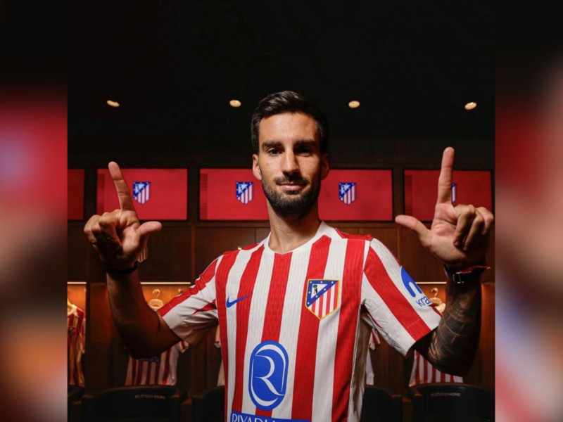 Baena posa con la camiseta del Atlético de Madrid tras confirmarse su fichaje