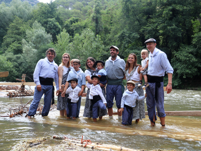 Raiers i les seves famílies abans d'iniciar el 47è descens per la Noguera Pallaresa