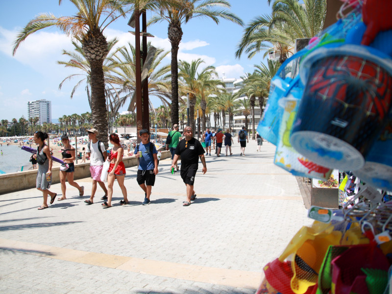 Turistas paseando por el paseo de Salou