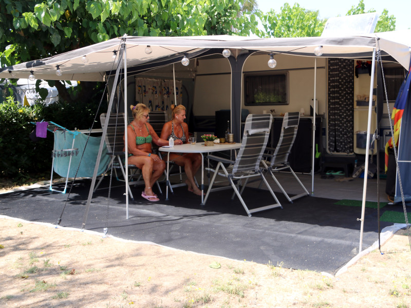 Dos turistas alojadas en un camping