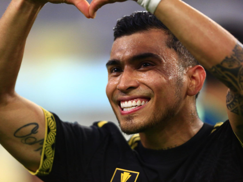 HOUSTON (United States), 06/07/2025.- Orbelin Pineda of Mexico acknowledges the fans after defeating the USA, 2 - 1 during the CONCACAF Gold Cup final match between USA and Mexico in Houston, Texas, USA, 06 July 2025. EFE/EPA/CARLOS RAMIREZ