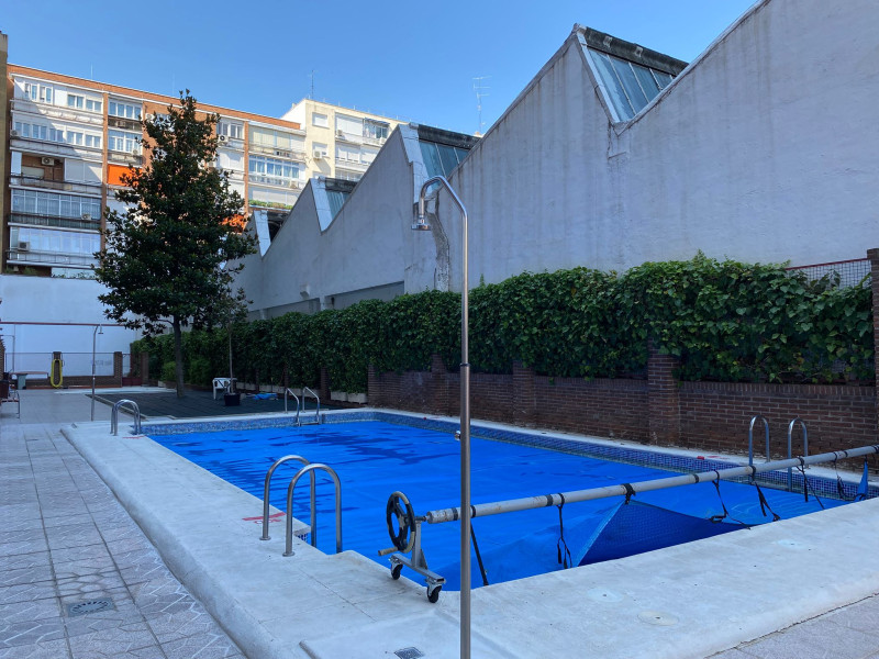 La nave está pegada a las piscinas de los distintos bloques.