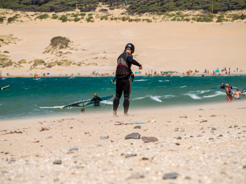Kitesurf en la playa de Valdevaqueros, en Tarifa