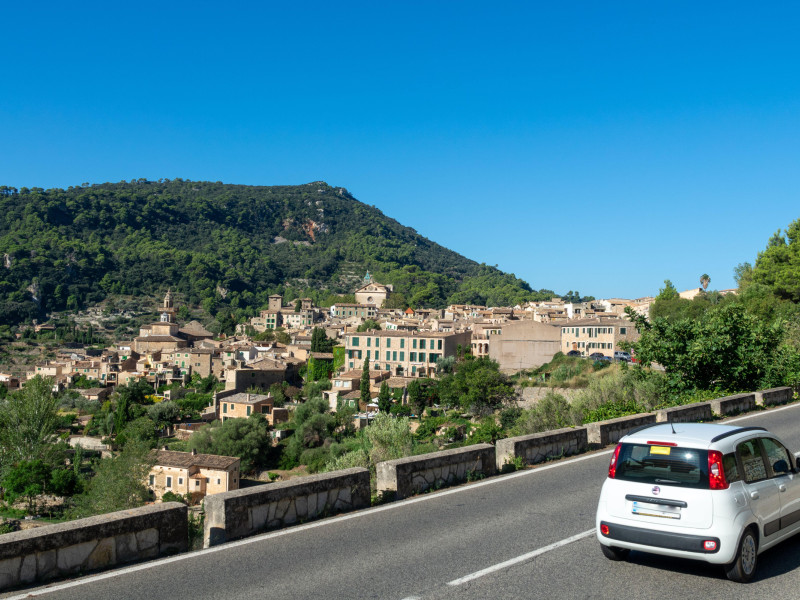 Coche en la carretera que llega al bonito pueblo de Valldemossa (Mallorca, España) en la Sierra de Tramuntana
