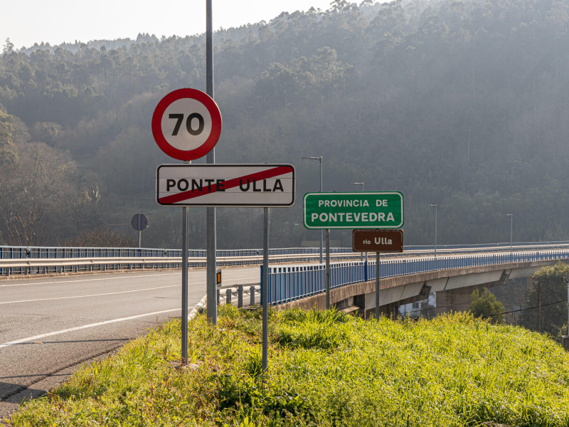 Señal de carretera que indica direcciones a la provincia de Pontevedra y al río Ulla