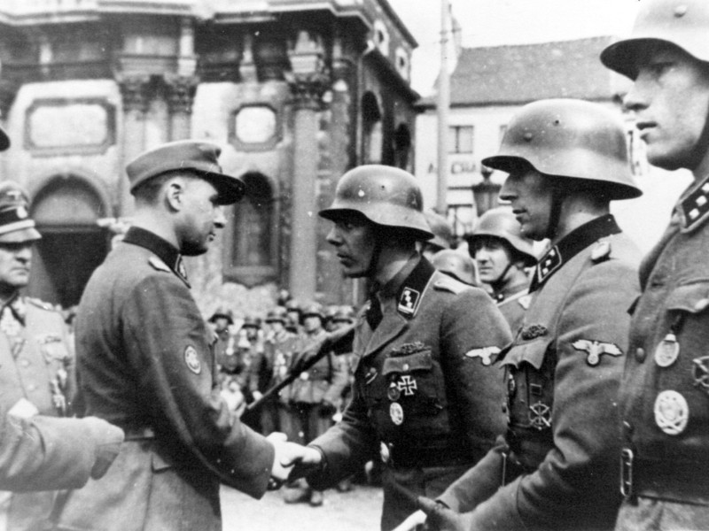 El colaborador nazi belga Leon Degrellle saluda a los miembros belgas de la Legión Valona de las SS en Charleroi en 1944 (5.ª Sturmbrigade Wallonien de Voluntarios de las SS), como División SS de voluntarios belgas.