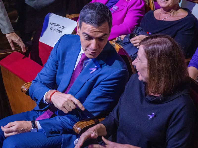 El presidente del Gobierno español, Pedro Sánchez (izq.), conversa con la presidenta del Congreso de los Diputados, Francina Armengol (der.)