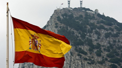 Una bandera española ondea frente al peñón de Gibraltar