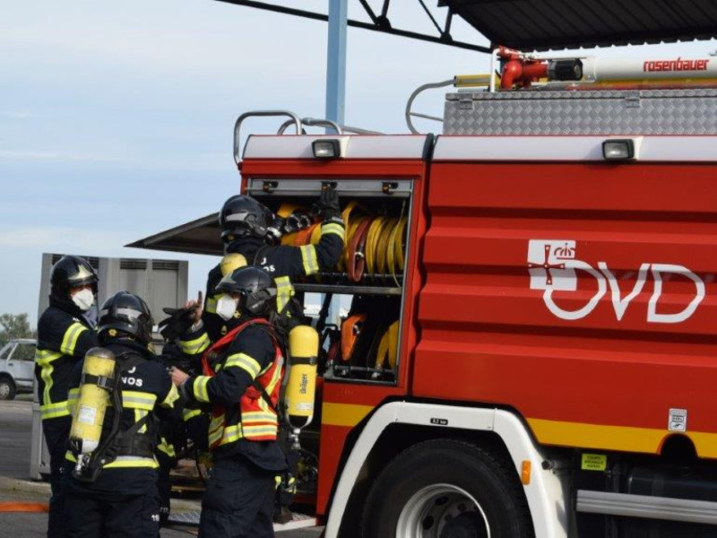 Una imagen de un camión y varios bomberos de Oviedo durante un trabajo