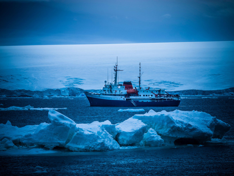 Un barco en la Antártida