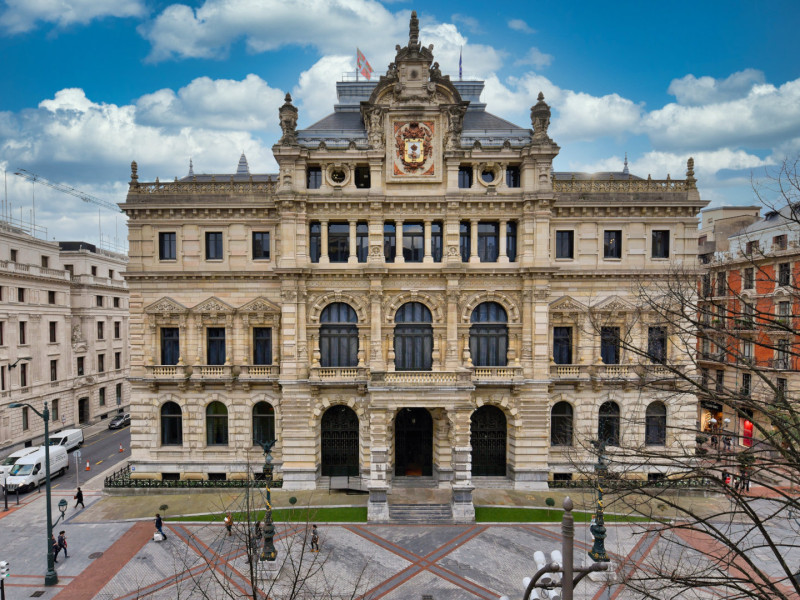 Fachada principal del edificio de la Diputación Foral de Bizkaia