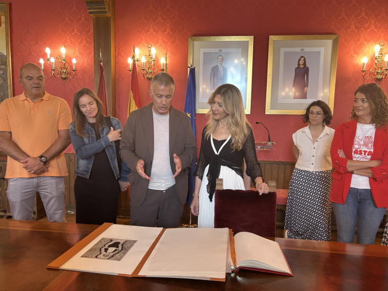 Mar Vaquero firma en el Libro de Honor del Ayuntamiento de Jaca