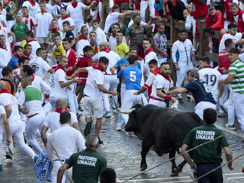 Masificación en el segundo encierro de los sanfermines de 2025.