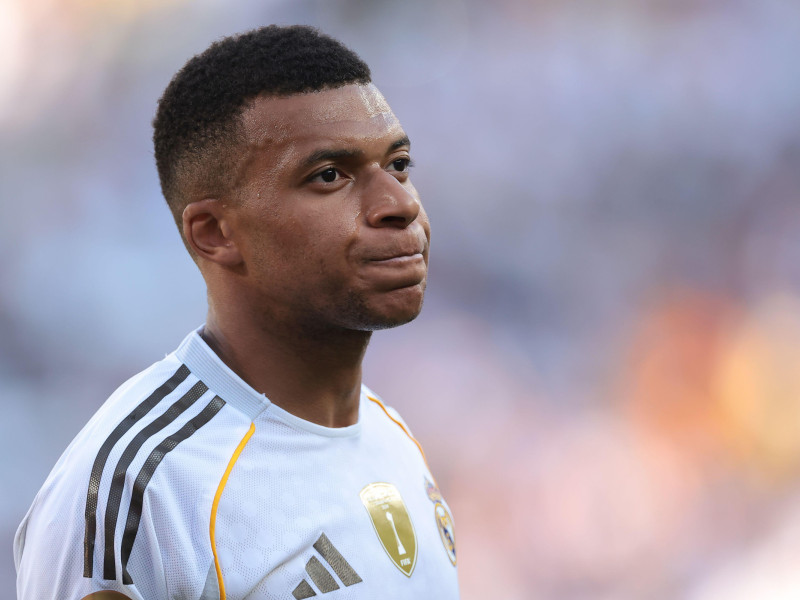 Kylian Mbappé del Real Madrid reacciona durante el partido de la Copa Mundial de Clubes de la FIFA Real Madrid vs Borussia Dortmund en el estadio Metlife de Nueva Jersey.