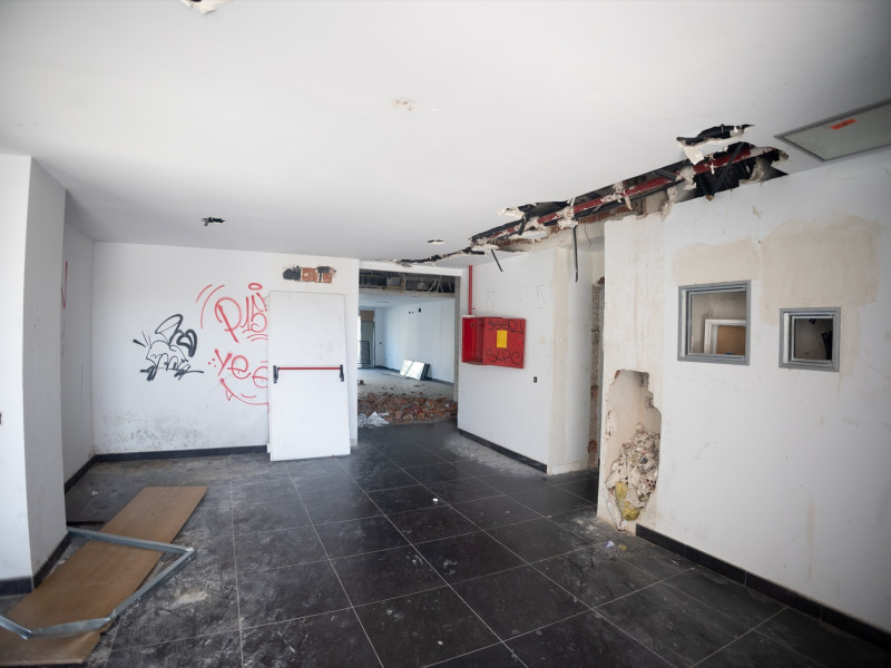 Interior del hotel ocupado conocido como 'La Jungla' en el barrio de San Blas