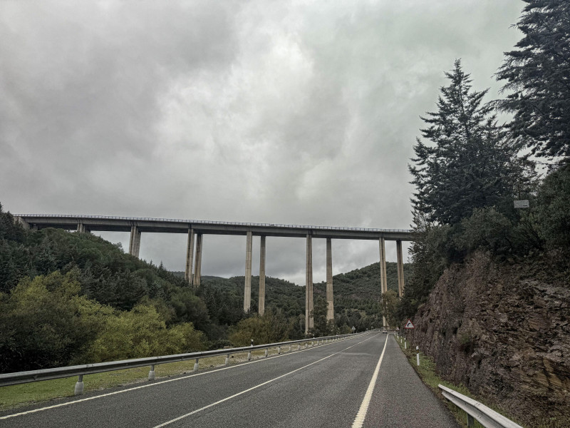 Un gran viaducto de hormigón se extiende a través de un valle en Despenaperros