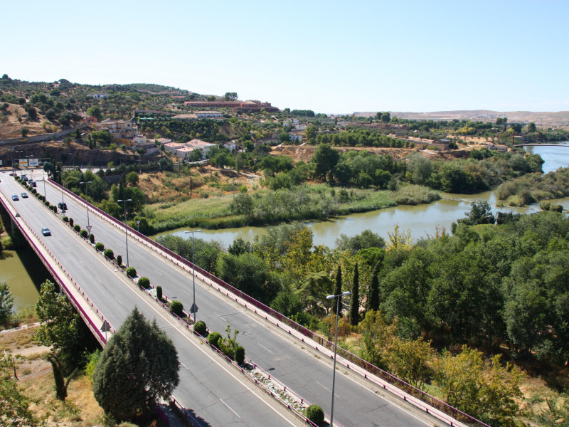 Puente sobre el río Tajo en las afueras de Toledo