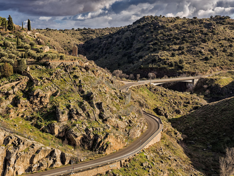 Vista aérea de una carretera entre montañas cerca de la ciudad de Toledo.